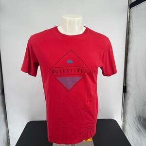Quiksilver Men's Red Crewneck Short Sleeve Mountain & Wave Graphic T-Shirt